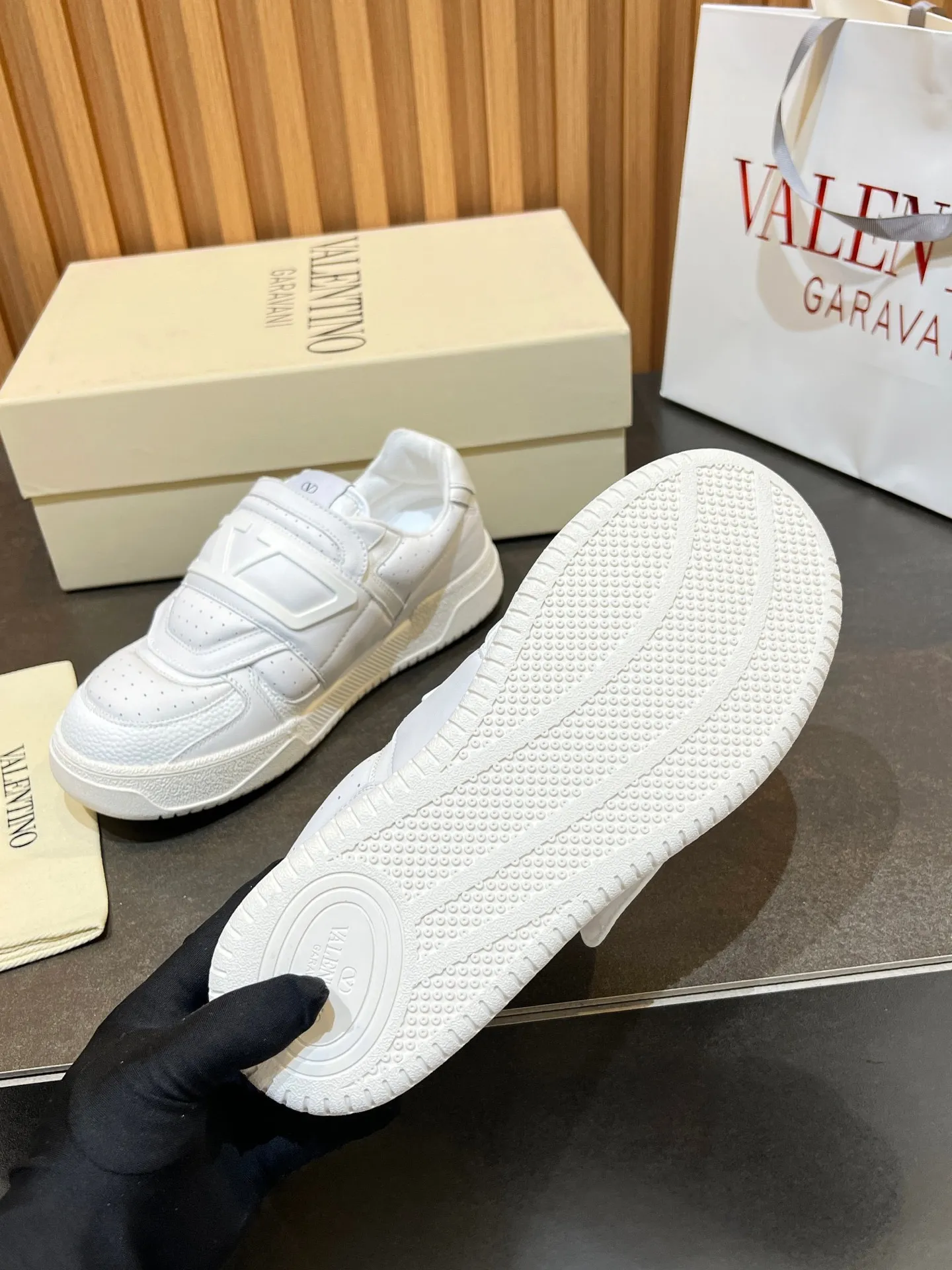 Men's men's shoes 💰760 VLTN Valentin 𝑶𝒏𝒆𝑺𝒕𝒖𝒅 Couple's sneaker series Valentino 2025 new couple's sneakers are on sale. The original ZP purchased and disassembled. Repeated pattern making and modification. The strength must be restored one to one! Top luxury masterpiece Velcro design Soft and comfortable imported calfskin 🧧brings excellent and elegant texture and excellent on-foot comfort Top purchasing version upper: imported calfskin surface/original oil edge craftsmanship Inner: water-dyed cowhide lining Outsole: original development 𝐓𝐏𝐔 two-color combination outsole Packaging: original configuration complete package Code number: 35-46 (45 46 customized)